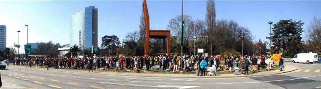 二零零零年三月，來自世界各地的法輪功學員在瑞士日內瓦的聯合國大門前集體煉功