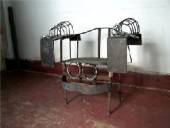 示意圖：用於迫害法輪功學員的刑具──鐵椅子