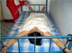 馬三家勞教所酷刑（真人演示圖）：一扒光衣服，呈「大」字型裸銬在鐵床四角