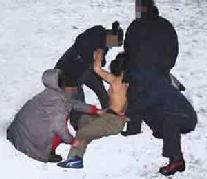 中共酷刑：扒光上衣，摁倒在雪地裏凍