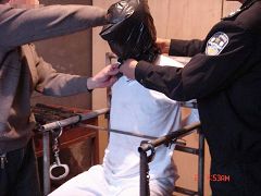 酷刑演示：塑料袋套頭，銬在鐵椅子上