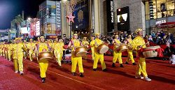 二零零七年十一月二十五日晚，美國好萊塢（Hollywood）舉辦聖誕大遊行。由於法輪功隊伍在前兩年表現出色，該年再次被邀請參加，是遊行隊伍中唯一的以華人為主的隊伍。腰鼓隊陣陣的震天鼓聲，把節日的喜慶推向高潮。