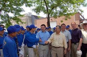 天國樂團成員與參加菲斯塔節的政府官員合影。從右至左：Oshawa市長約翰•格裏（John