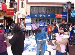 二零零七年七月一日，秘魯法輪功學員來到華人社區的旅遊景點甲邦街，以圖片和標語向廣大民眾揭露中共對法輪功和廣大中國民眾的迫害。