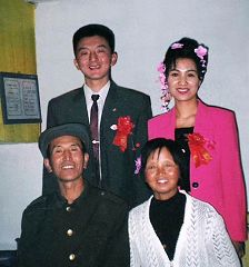 一九九八年中秋節，長子王洪斌和兒媳劉俊鷺在家鄉舉行了儉樸的婚禮