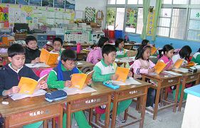 台灣一小學某班級建立了明慧組，明慧組的孩子在誦讀法輪功的著作《洪吟》，臉上祥和歡快。