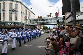 二零零八年聖誕節期間，天國樂團受邀參加新西蘭各地的聖誕遊行，把法輪大法「真善忍」的福音帶給人們。