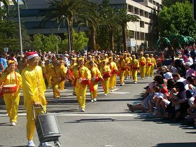 二零零八年十二月七日，法輪功學員應邀參加了澳洲柏斯市年度聖誕節大遊行。由四十名法輪功學員組成的腰鼓隊是參加這次盛會的唯一華人團體。