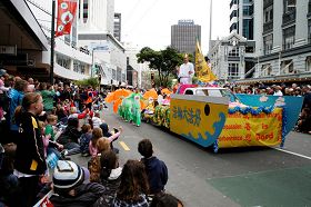 二零零九年十一月十五日，新西蘭首都惠靈頓一年一度的聖誕遊行，吸引了數萬民眾前來觀看。由近百人組成的法輪功方陣非常醒目，沿途民眾頻頻發出歡呼聲和報以熱烈掌聲。
