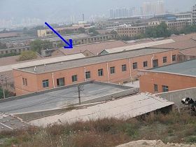 甘肅省蘭州市龔家灣洗腦班非法關押大法弟子的黑窩（箭頭指的二層樓）