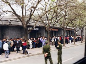 1999年4月25日逾萬名法輪功學員在北京和平上方，圖為站在北京府右街西側便道上的上訪的法輪功學員。