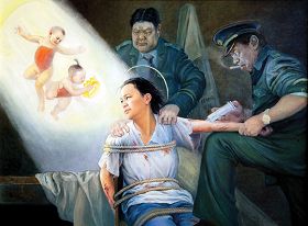 酷刑演示：在中共的勞教所裏，警察給法輪功學員注射破壞中樞神經的毒針