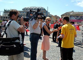中共特務行兇後，斯洛伐克各大媒體紛紛來採訪法輪功學員