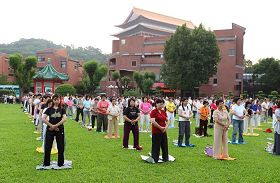 圖：台灣北區法輪功學員在劍潭活動中心草坪晨煉