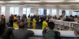 法輪功學員在卡迪夫市中心一圖書館表演法輪功五套功法