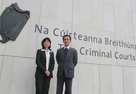 '二零一零年九月二十七日，起訴李長春的原告戴志珍和愛爾蘭法輪大法協會代表趙明在愛爾蘭刑事法庭。'