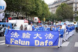 遊行隊伍從華人居住區出發走向巴黎市政府