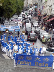 遊行隊伍從華人居住區出發走向巴黎市政府