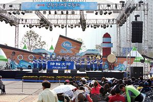 為期四天的「蘇來浦區第十屆慶典活動」的開幕式和遊行中，法輪功學員組成的韓國天國樂團成為人們關注的焦點。
