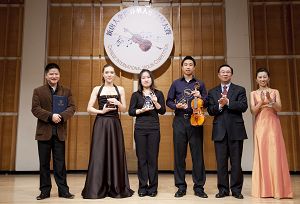第三屆「全世界華人小提琴大賽」獲獎選手在台上領獎。