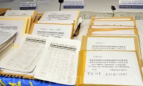 停止迫害法輪功百萬人徵簽活動開始於二零一零年七月二十日，截至目前為止，有十二萬多名韓國市民參加了簽名活動。