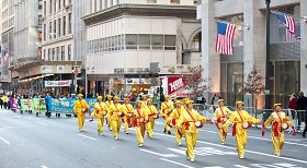 '法輪功學員參加紐約市第九十一屆老兵節遊行'