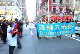 '法輪功學員參加紐約市第九十一屆老兵節遊行'