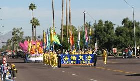 法輪功學員參加美國亞利桑那州吉爾伯特市遊行