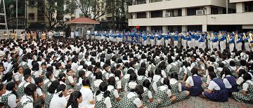 法輪功學員組成的亞太天國樂團應邀在印度千所績優學校校長年會、聯誼晚會與多所私立學校中演出，獲得觀眾熱烈迴響。