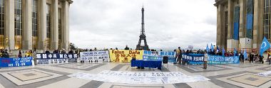 胡錦濤到達法國巴黎之際，法輪功學員在巴黎人權與自由廣場集會，揭露中共對法輪功的迫害，並呼籲停止迫害。