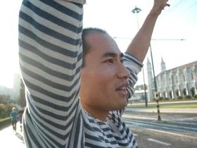 十一月六日，法輪功學員在熱勞尼莫大教堂前近距離喊話