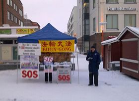 '法輪功學員在芬蘭北部的羅瓦涅米市中心廣場呼籲人們關注中國的人權迫害'