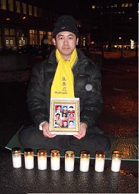 法輪功學員郭居峰用燭光悼念他被中共迫害去世的九名同修