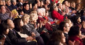 '二零一零年十月十七日，神韻紐約藝術團在美國德州達拉斯市最負盛名的劇院──AT&T表演藝術中心溫斯皮爾歌劇院的首場演出，拉開神韻藝術團二零一一年全球巡迴演出的序幕。'