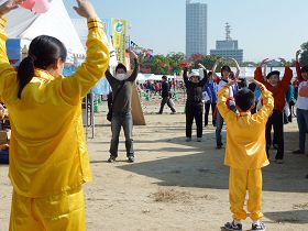 '「2010廣島大學生節」上和市民一起煉功'