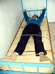 酷刑演示：「固定」迫害，把人呈「大」字形銬在床上