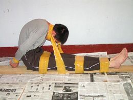 中共勞教所酷刑演示:捆綁