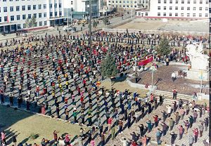 圖為一九九八年初春，遼寧省撫順市新賓滿族自治縣四千多名法輪功修煉者在縣政府前面的街心公園煉功的場景。