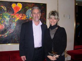 '暢銷書作者、保健藝術中心總裁麥克斯韋（Gayla Maxwell）女士和伴侶皮爾（Mark Peel）先生'