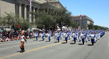 美國首都獨立日大遊行　天國樂團受歡迎（圖）