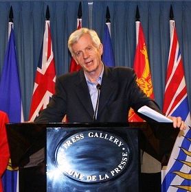 加拿大資深政治家大衛‧喬高在新聞發布會上