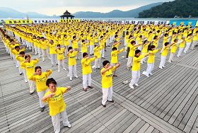二零一零年七月十七日台灣中部地區的一千多位法輪功學員在日月潭舉辦「七˙二零」燭光悼念會，圖為在伊達邵碼頭煉功