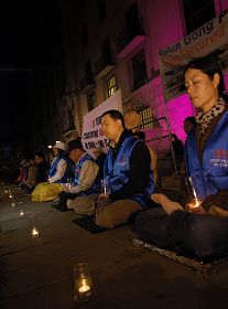 法輪功學員在倫敦中共使館前燭光夜悼反迫害