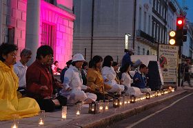 法輪功學員在倫敦中共使館前燭光夜悼反迫害