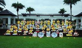 馬來西亞南部柔佛新山市的法輪功學員冒著細雨舉行燭光悼念會