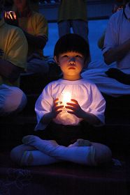 小大法弟子也冒著細雨參加柔佛新山市的燭光悼念會