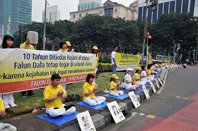 印尼雅加達法輪功學員抗議中共十一年的殘酷迫害