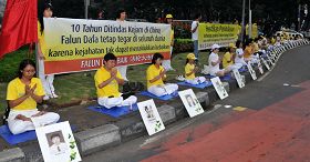 印尼雅加達法輪功學員抗議中共十一年的殘酷迫害