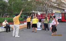 '塞爾維亞法輪功學員在首都貝爾格萊德市中心舉辦活動，揭露中共迫害。不少路人當場學煉法輪功。'