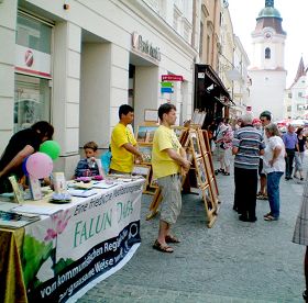 法輪功學員在奧地利小鎮克瑞姆斯的杏子節上傳播真相